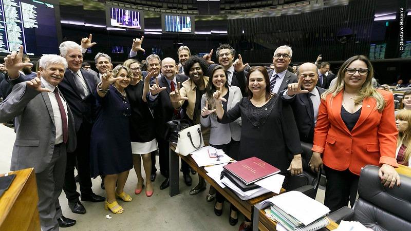 Câmara aprova PL da bancada do PT que garante  renda básica emergencial